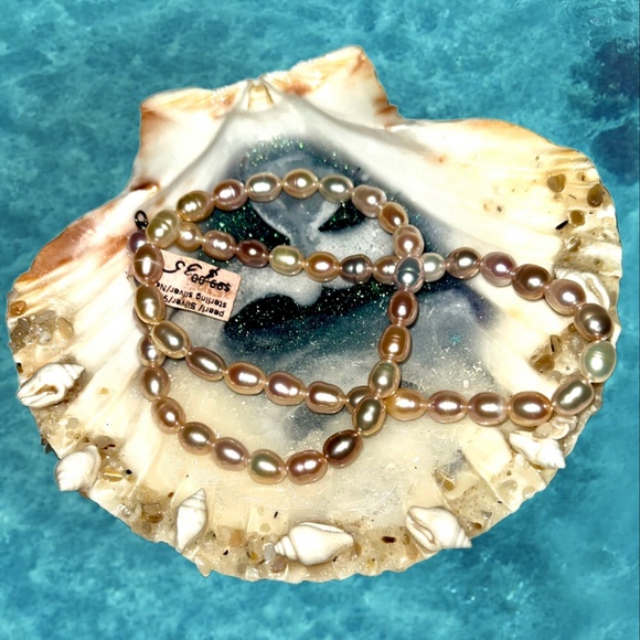 Jewelry - Pink Freshwater Pearls in Genuine Acrylic Designed Clam Shell NWT